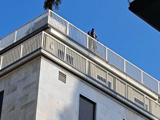 Batman affacciato su piazza Cln Batman affacciato su piazza Cln