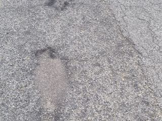 Buche e strada dissestata in via Forlì Buche e strada dissestata in via Forlì