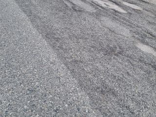 Buche e strada dissestata in via Forlì Buche e strada dissestata in via Forlì