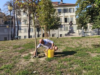 Enrico si prende cura dei giardini del Borgo Nuovo