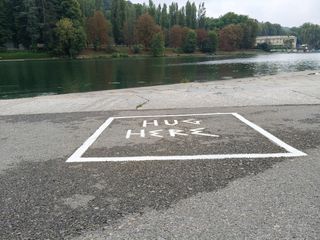 Ai Murazzi è comparso uno spazio per gli abbracci Ai Murazzi è comparso uno spazio per gli abbracci