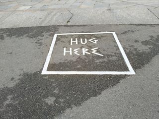 Ai Murazzi è comparso uno spazio per gli abbracci Ai Murazzi è comparso uno spazio per gli abbracci