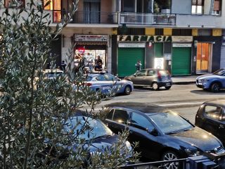 Intervento della Polizia presso un negozio etnico di via Sanremo