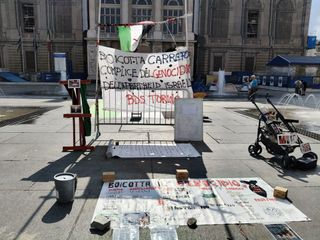 Attivisti Pro Pal in piazza Castello Attivisti Pro Pal in piazza Castello