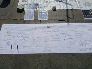 Attivisti Pro Pal in piazza Castello Attivisti Pro Pal in piazza Castello