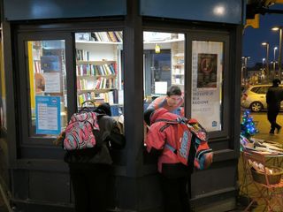 Astucci, penne e matite in arrivo dalla Portineria di Comunità di Porta Palazzo