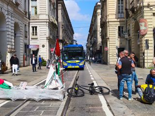 Protesta davanti al Comune di Torino