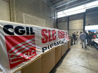 Presidio e protesta dei lavoratori di PostalCoop a Grugliasco Presidio e protesta dei lavoratori di PostalCoop a Grugliasco