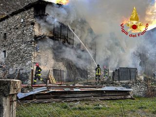 Novalesa, maxi intervento dei Vigili del Fuoco per l’incendio di un’abitazione