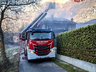 Novalesa, maxi intervento dei Vigili del Fuoco per l’incendio di un’abitazione