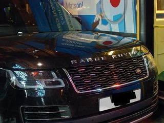 Traffico dei tram bloccato da un'auto parcheggiata male