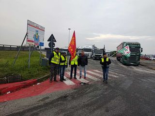 Lavoratori Transnova in protesta davanti ai cancelli Stellantis