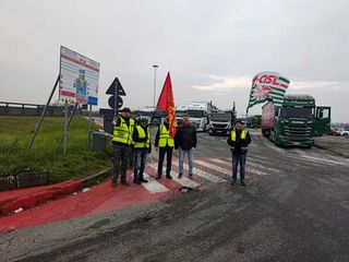 Lavoratori Transnova in protesta davanti ai cancelli Stellantis