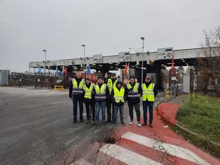 Lavoratori Transnova in protesta davanti ai cancelli Stellantis