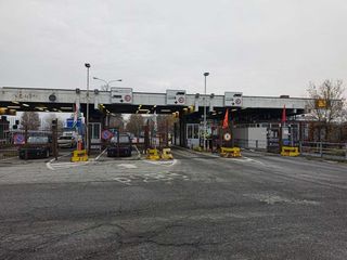 Lavoratori Transnova in protesta davanti ai cancelli Stellantis