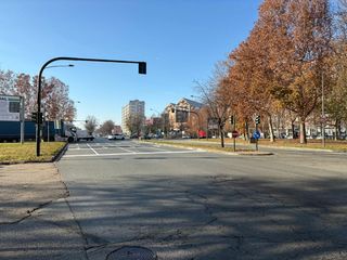 Cercasi frecce per la svolta in piazza Cattaneo