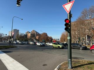 Cercasi frecce per la svolta in piazza Cattaneo