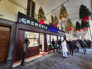 Grande coda per accalappiarsi la Nuvola di Ghigo