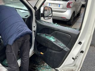 Furto in un'auto in via Gottardo Furto in un'auto in via Gottardo