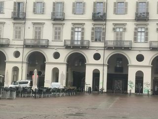 I muri coperti da graffiti in piazza Vittorio Veneto