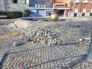 Atti vandalici in piazza Montale