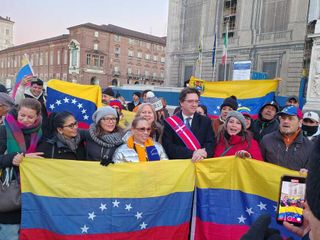 Manifestazione pro Venezuela in piazza Castello