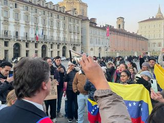 Manifestazione pro Venezuela in piazza Castello