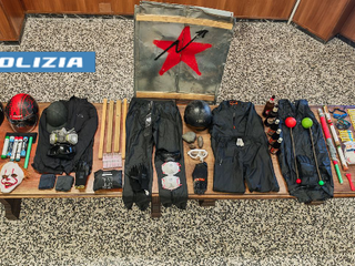 Alcuni degli oggetti sequestrati dalla Polizia Alcuni degli oggetti sequestrati dalla Polizia