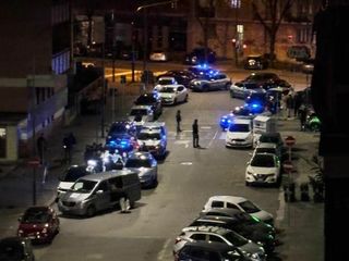 L'intervento della polizia sul luogo del fattaccio L'intervento della polizia sul luogo del fattaccio