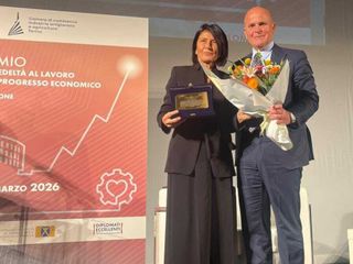 Franca Fagioli premiata da Massimiliano Cipolletta