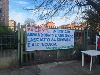 La protesta dei cittadini davanti all'ex Cesm