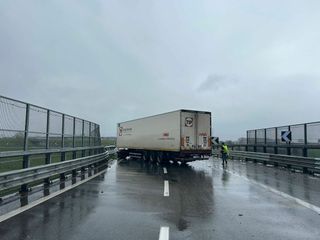 Incidente in tangenziale con un mezzo pesante coinvolto