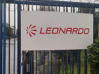 La protesta dei lavoratori all'esterno di Leonardo