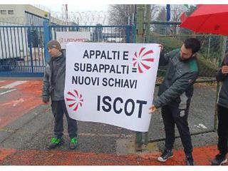 La protesta dei lavoratori all'esterno di Leonardo
