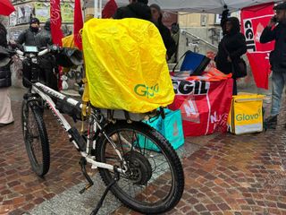 Protesta dei rider per avere tutele e diritti