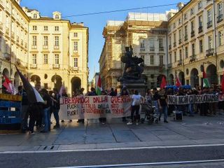 Fiaccolata del 25 aprile (con polemica) a Torino Fiaccolata del 25 aprile (con polemica) a Torino
