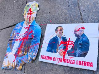 Fiaccolata del 25 aprile (con polemica) a Torino Fiaccolata del 25 aprile (con polemica) a Torino