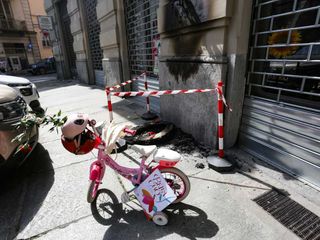 La lapida danneggiata dall'incendio