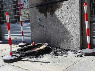 La lapida danneggiata dall'incendio