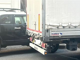 Il tir non è riuscito a completare la manovra senza impattare sull'auto parcheggiata