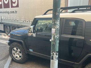 Il tir non è riuscito a completare la manovra senza impattare sull'auto parcheggiata