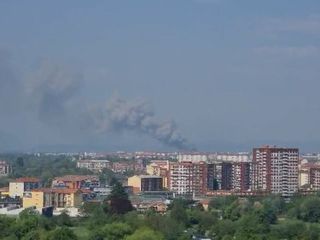 La colonna di fumo visibile da buona parte della città La colonna di fumo visibile da buona parte della città