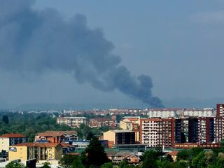 La colonna di fumo visibile da buona parte della città La colonna di fumo visibile da buona parte della città