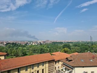 La colonna di fumo visibile da buona parte della città La colonna di fumo visibile da buona parte della città