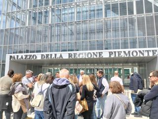 Protesta dei lavoratori davanti al Grattacielo della Regione