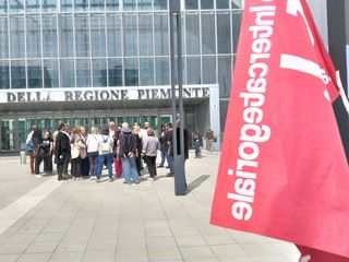 Protesta dei lavoratori davanti al Grattacielo della Regione