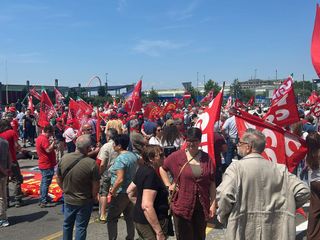 Manifestazione davanti al Grattacielo della Regione Manifestazione davanti al Grattacielo della Regione
