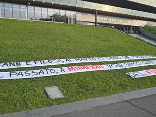 Gli striscioni appesi dalla Fiom all'esterno di Mirafiori e del Mauto Gli striscioni appesi dalla Fiom all'esterno di Mirafiori e del Mauto