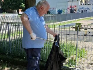 Giorgio Scialuga, 65 anni, si prende cura del suo quartiere Giorgio Scialuga, 65 anni, si prende cura del suo quartiere