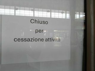 Da mesi ormai è chiusa l'edicola di Porta Nuova Da mesi ormai è chiusa l'edicola di Porta Nuova